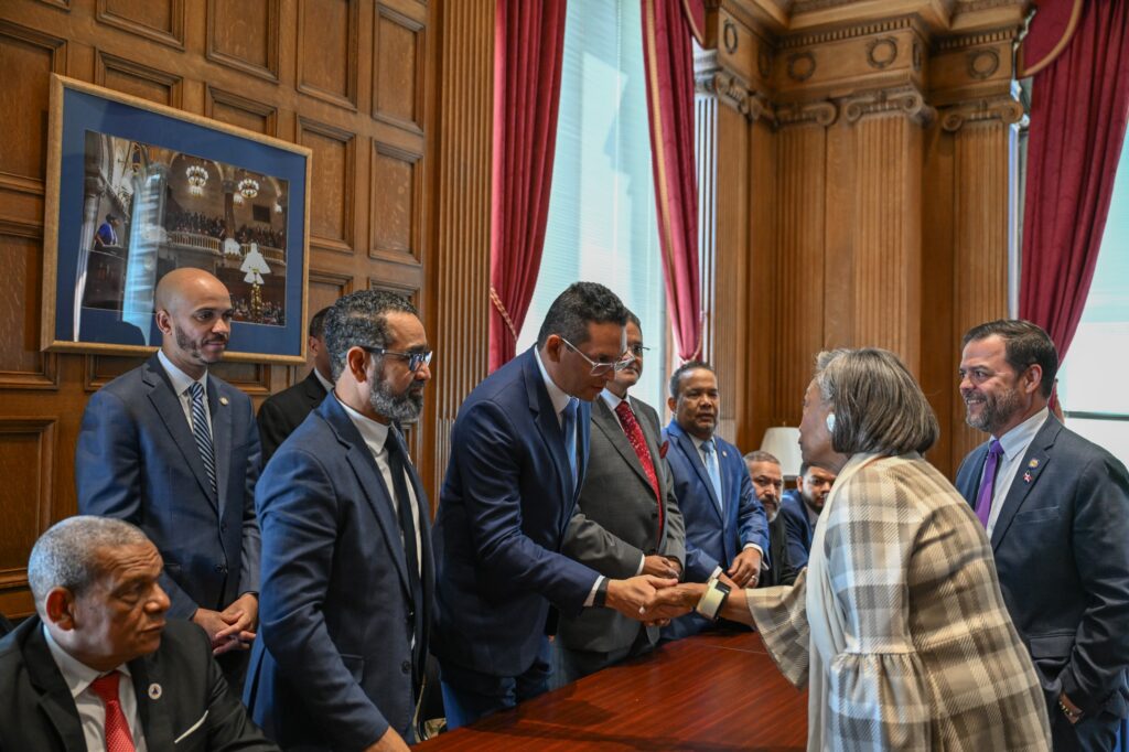 Director del 911 recibe reconocimiento en EE. UU. por liderazgo en emergencias | De Último Minuto